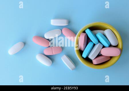 Verschiedene pharmazeutische Medizin Pillen auf blauem Hintergrund Stockfoto