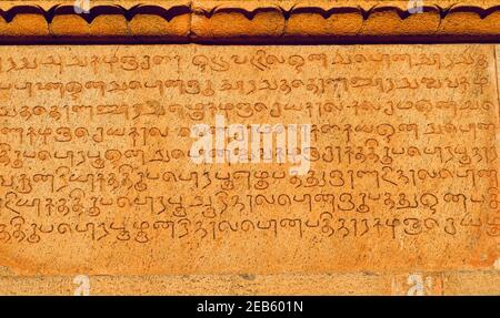 Inschriften tamilischer Texte an den Wänden des historischen Brihadeeswar-Tempels in Thanjavur, Tamilnadu. Alte tamilische Inschriften in den Wänden geschnitzt. Stockfoto