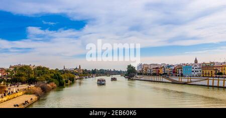 Panorama der Ufer des Guadalquivir, von der Isabel II Brücke, in Sevilla, Andalusien, Spanien Stockfoto