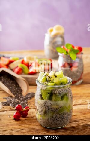 Kiwi Chia Pudding vegetarische und vegane Joghurt Hafermilch Stockfoto