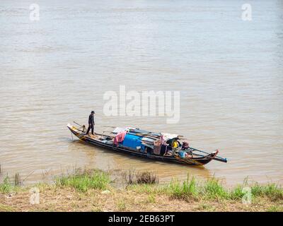 Boot aus der Cham-Gemeinde, dem muslimischen Volk, das traditionell in Booten auf den Tonle SAP und Mekong Flüssen im Phnom Penh, Kambodscha gelebt hat. Stockfoto