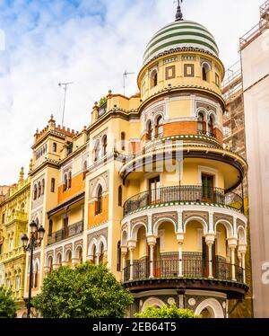 Fassaden von Gebäuden in Sevilla, Andalusien, Spanien Stockfoto