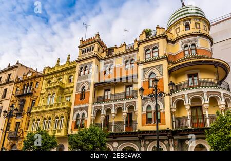 Fassaden von Gebäuden in Sevilla, Andalusien, Spanien Stockfoto