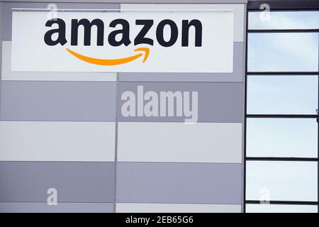 Datei Foto vom 07. Mai 2020 des Logos von Amazon in Velizy-Villacoublay, in der Nähe von Paris, Frankreich. Das E-Commerce-Unternehmen Amazon hat 3.000 in einer am Donnerstag versandten Pressemitteilung 2021 Jobkreationen in Frankreich angekündigt. Der amerikanische Riese, dessen Projekte auf französischem Boden stark umstritten sind, setzt sich dafür ein, "die Integration junger Menschen in Beschäftigung und Chancengleichheit zu fördern". Foto von David Niviere/ABACAPRESS.COM Stockfoto