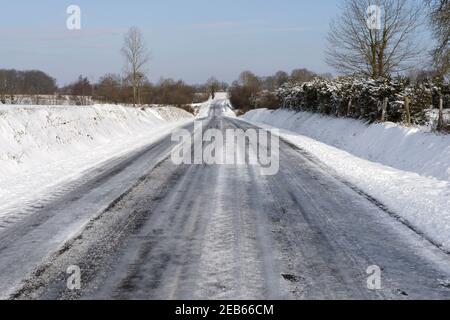 Kleine Landstraße in Nord-Mayenne (Loire-Land, Frankreich). Stockfoto