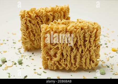 Instant Nudeln und Gewürze auf weißem Hintergrund Stockfoto