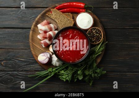 Konzept von leckeren Speisen mit Borscht und Zutaten auf Holz Hintergrund Stockfoto