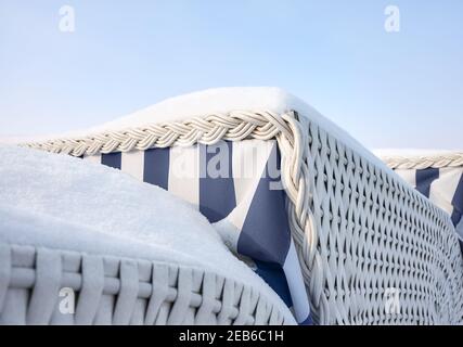 Nahaufnahme eines überdachten Korbbeckens mit Schnee bedeckt, selektiver Fokus. Stockfoto
