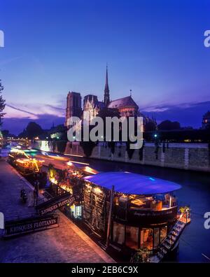 2000 HISTORISCHE FESTMACHEN PENICHE BARGE RESTAURANT NOTRE DAME KATHEDRALE QUAI DE MONTEBELLO ILE DE LA CITE RIVER SEINE PARIS FRANKREICH Stockfoto