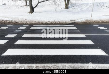 Bild einer Fußgängerüberfahrt im Winter. Stockfoto