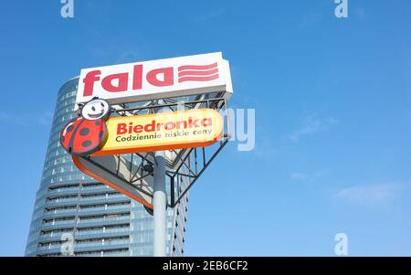 Stettin, Polen - 11. Februar 2021: Biedronka-Anzeige im Einkaufszentrum Fala gegen den blauen Himmel. Stockfoto