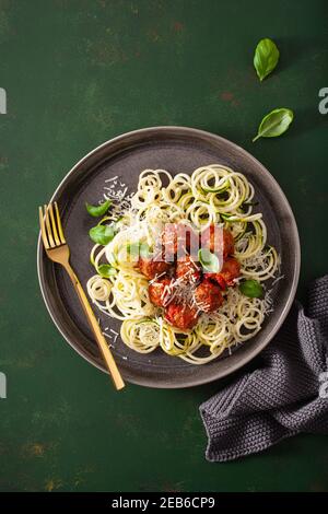 Keto paleo Diät zoodles spiralized Zucchini Nudeln mit Hackfleischbällchen und Parmesan Stockfoto