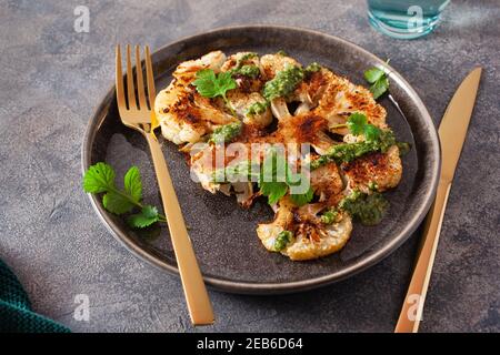 Blumenkohl Steaks mit herb Sauce und Würze. auf Basis pflanzlicher Fleischersatz Stockfoto