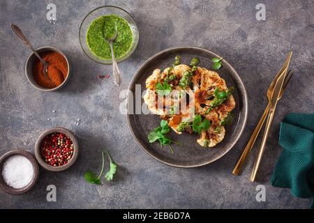 Blumenkohl Steaks mit herb Sauce und Würze. auf Basis pflanzlicher Fleischersatz Stockfoto