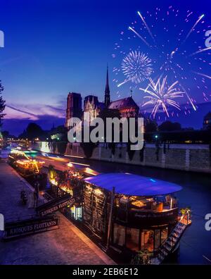 2000 HISTORISCHE FESTMACHEN PENICHE BARGE RESTAURANT NOTRE DAME KATHEDRALE QUAI DE MONTEBELLO ILE DE LA CITE RIVER SEINE PARIS FRANKREICH Stockfoto