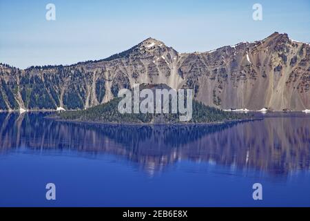 Crater Lake zeigt Wizard Island (vulkanischer Kegel)der See ist 1.943 Meter tief, am tiefsten in den USA Crater Lake National Park Oregon, USA LA000688 Stockfoto