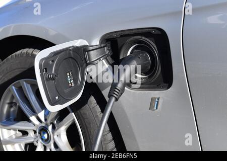 Gilching, Deutschland. Februar 2021, 12th. Themenbild Ausbau der Ladeinfrastruktur. Stecker eines E-Autos während des Ladevorgangs wird Elektroauto-E-Auto geladen, Ladestecker, Ladekabel, Ladesäule, Ladebuchse, E-Mobilität, Elektrifizierung. Elektromobilität, Stecker. Autohersteller, Auto, Autos, Automobile, Hersteller, Automobilindustrie, Premium-Marke. Elektrofahrzeug, Elektrofahrzeuge.BMW Â Nutzung weltweit Credit: dpa/Alamy Live News Stockfoto