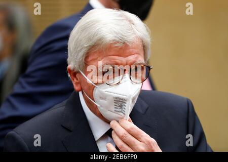 Berlin, Deutschland. Februar 2021, 12th. Hessischer Ministerpräsident Volker Bouffier (CDU) nimmt an der Sitzung des Bundesrates 1.000th mit Mund- und Nasenschutz Teil. Die Kammer der Länder wurde am 7. September 1949 - am gleichen Tag wie der Bundestag - in Bonn konstituiert. Kredit: Fabrizio Bensch/Reuters/Pool/dpa/Alamy Live Nachrichten Stockfoto