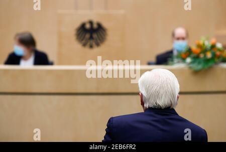 Berlin, Deutschland. Februar 2021, 12th. Bundespräsident Frank-Walter Steinmeier nimmt an der Sitzung des Bundesrates 1000th Teil. Der Bundesrat wird seine Sitzung 1000th heute in Berlin mit einer Rede von Präsident Steinmeier feiern. Die Kammer der Länder wurde am 7. September 1949 - am gleichen Tag wie der Bundestag - in Bonn konstituiert. Quelle: dpa picture Alliance/Alamy Live News Stockfoto