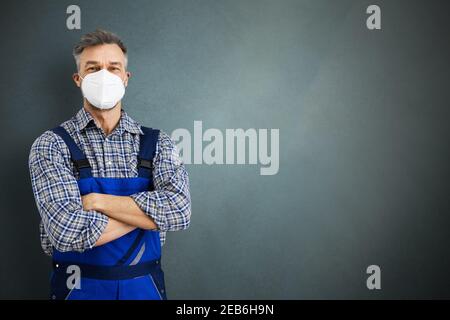 Elektriker Workman Oder Sanitär-Werkstatt In Gesichtsmaske Stockfoto