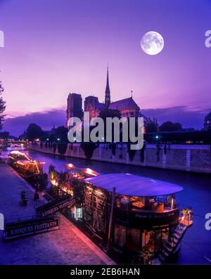 2000 HISTORISCHE FESTMACHEN PENICHE BARGE RESTAURANT NOTRE DAME KATHEDRALE QUAI DE MONTEBELLO ILE DE LA CITE RIVER SEINE PARIS FRANKREICH Stockfoto