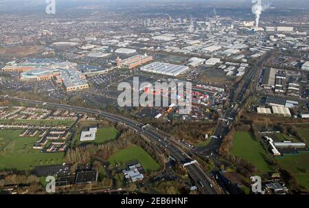 Luftaufnahme aus dem Jahr J9 M60 des Trafford Centre & Trafford Park Industrial Estate, Manchester, Großbritannien Stockfoto