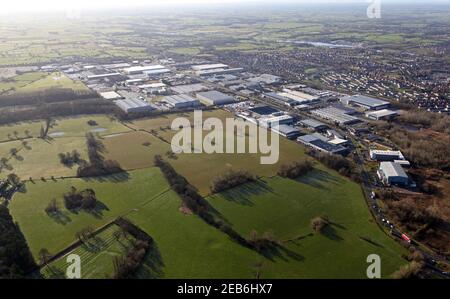 Luftaufnahme (aus dem Nordosten von oben Bostock & die A533 Straße) von Winsford Industrial Estate, Winsford, Cheshire Stockfoto
