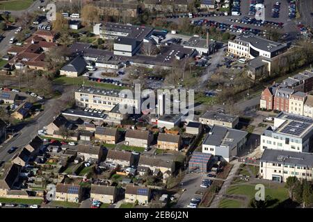 Luftaufnahme von Witney, zeigt das Gemeindekrankenhaus, Polizeiwache & Abingdon & Witney College (rechts) Stockfoto