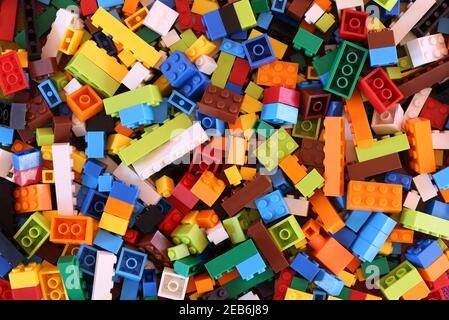 Bunte Plastikwürfel Puzzle Hintergrund für Design in Ihrer Arbeit. Stockfoto