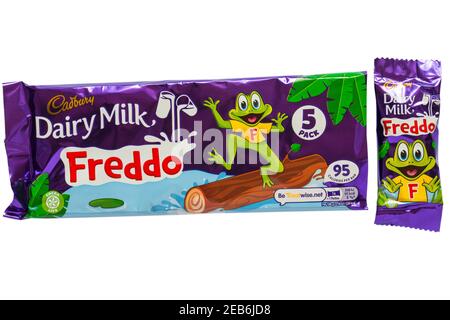 Päckchen Cadbury Dairy Milk Freddo Packung mit einem entfernt Isoliert auf weißem Hintergrund - 5 Stück Stockfoto