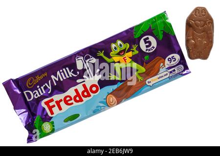 Päckchen Cadbury Dairy Milk Freddo Packung mit einem entfernt Isoliert auf weißem Hintergrund - 5 Stück Stockfoto