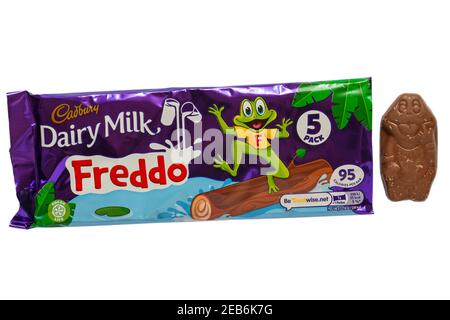 Päckchen Cadbury Dairy Milk Freddo Packung mit einem entfernt Isoliert auf weißem Hintergrund - 5 Stück Stockfoto
