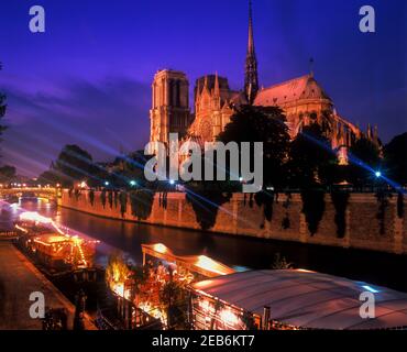 2000 HISTORISCHE FESTMACHEN PENICHE BARGE RESTAURANT NOTRE DAME KATHEDRALE QUAI DE MONTEBELLO ILE DE LA CITE RIVER SEINE PARIS FRANKREICH Stockfoto