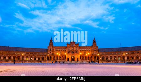 Spanische Treppe, nachts beleuchtet, in Sevilla, Andalusien, Spanien Stockfoto