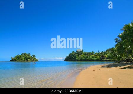 Albatross Island Blick von Upolu Island Küste, unberührte tropische Küstenparadies mit kristallklarem blauen Wasser im zentralen Pazifik, zwei samoaner Stockfoto