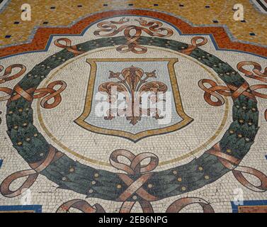 Mosaikboden der Galerie Vittorio Emanuele II in Mailand, Wappen von Florenz, einer der vier Hauptstädte des Königreichs Italien. Stockfoto