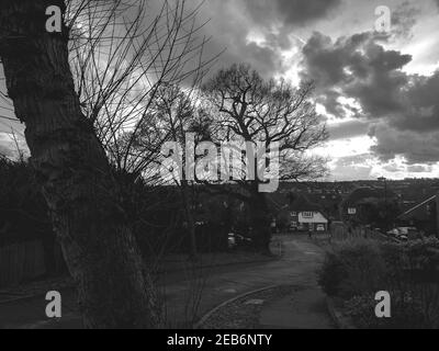 Ein sich näherender Sturm über einer Vorstadtlandschaft in Enfield, London, Großbritannien Stockfoto