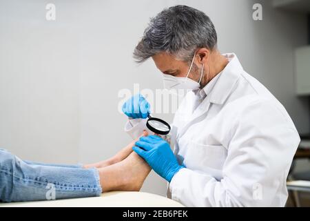 Eingewachsene Zehennagel-Problem. Fußprüfung Des Infizierten Patienten Stockfoto