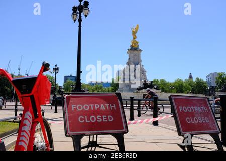 LONDON - 29th. MAI 2020: Buckingham Palace in London während der Coronavirus-Sperre. Stockfoto