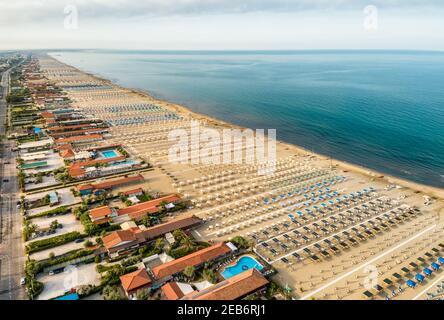Luftaufnahme des Strandes von Marina di Pietrasanta am frühen Morgen in der Versilia, Toskana, Italien Stockfoto