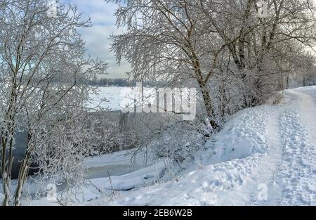 Frostiger Tag am Ufer des Flusses Neva im Monat Februar. Stockfoto