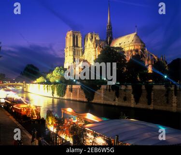 2000 HISTORISCHE FESTMACHEN PENICHE BARGE RESTAURANT NOTRE DAME KATHEDRALE QUAI DE MONTEBELLO ILE DE LA CITE RIVER SEINE PARIS FRANKREICH Stockfoto