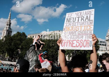 LONDON - 20th. JUNI 2020: Black Lives Matter protestieren auf dem Trafalgar Square. Stockfoto