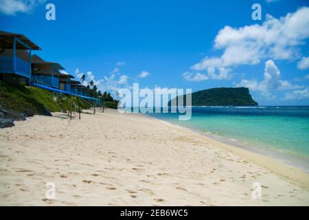 Tropisches Paradies villen im polynesischen Stil am Strand, Strandresort auf goldenem Sand auf Upolu Island Lalomanu Beach, Nu'utele Island, Samoa Stockfoto