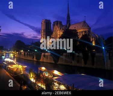 2000 HISTORISCHE FESTMACHEN PENICHE BARGE RESTAURANT NOTRE DAME KATHEDRALE QUAI DE MONTEBELLO ILE DE LA CITE RIVER SEINE PARIS FRANKREICH Stockfoto