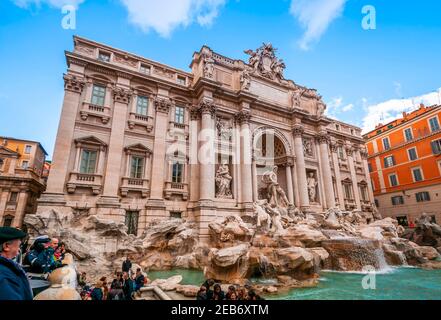 Der Trevi-Brunnen ist der größte und einer der berühmtesten Brunnen in Rom, Italien Stockfoto