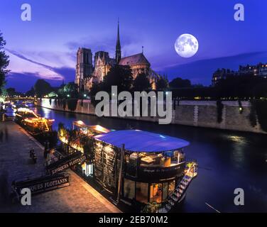 2000 HISTORISCHE FESTMACHEN PENICHE BARGE RESTAURANT NOTRE DAME KATHEDRALE QUAI DE MONTEBELLO ILE DE LA CITE RIVER SEINE PARIS FRANKREICH Stockfoto