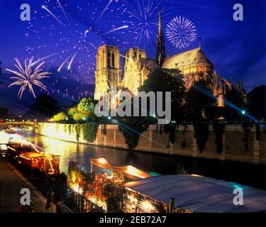 2000 HISTORISCHE FESTMACHEN PENICHE BARGE RESTAURANT NOTRE DAME KATHEDRALE QUAI DE MONTEBELLO ILE DE LA CITE RIVER SEINE PARIS FRANKREICH Stockfoto