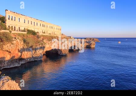 Santa maria di Leuca in Apulien (Italien): Blick auf die Meereshöhle. Stockfoto