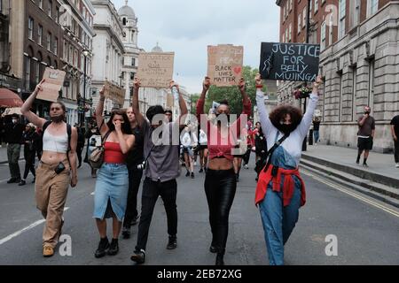 LONDON - 3rd. JUNI 2020: Protest gegen schwarze Leben. Eine Gruppe von Aktivisten läuft Whitehall entlang. Stockfoto
